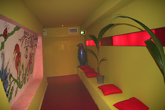 der Weg zur Toilette war schon im Vorgängerlokal mit Kissen versehen, da kannman auch schonmal warten, wenn es voll wird..." (Foto: Martin Schmitz)